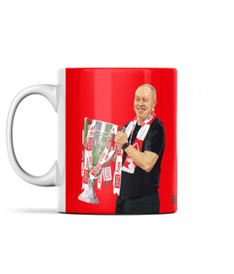 Steve Cooper meg Nottingham Forest red with Cup